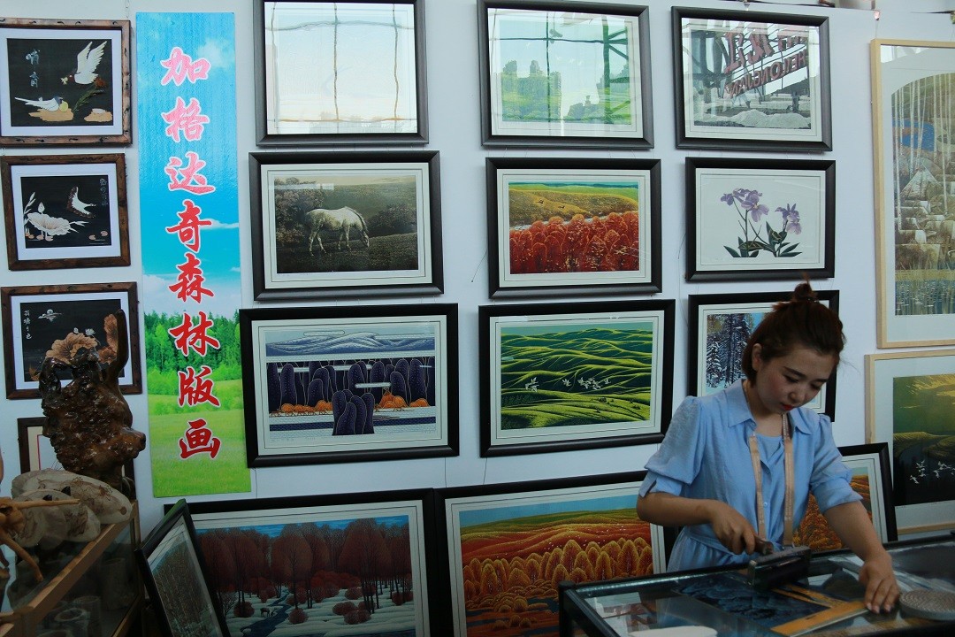 我区50余幅具有大兴安岭地域特色的森林版画作品在第二十七届哈尔滨国际经济贸易洽谈会上参展。.JPG