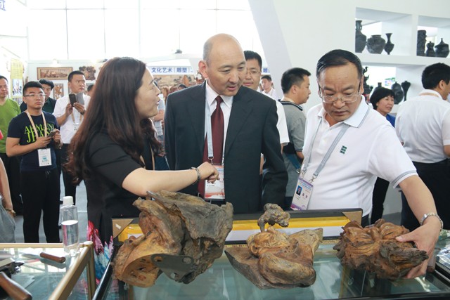 绍玉根雕馆获得国家级奖项的根雕作品在第二十七届哈尔滨国际经济贸易洽谈会上展出，得到了省、地、区领导高度评价与肯定.jpg